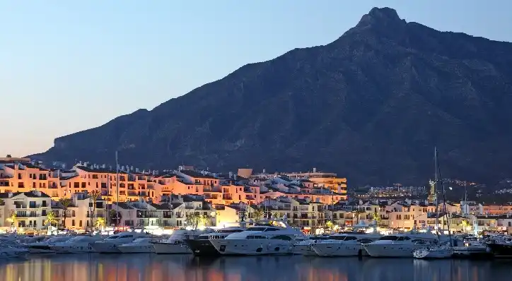 PUERTO BANÚS